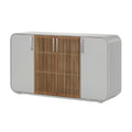 **Moderne kast met houten louvredeuren**